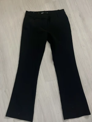 Low waist bootcut kostymbyxor  - Säljer ett par låga kostymbyxor från Bikbok i modellen Vera i storlek 34 petite. Perfekta till en snygg outfit när du vill känna dig extra uppklädd💕