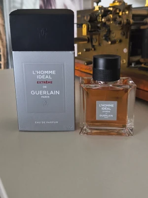 Guerlain L'Homme Idéal Extrême EdP - Guerlain L'Homme Idéal Extrême Eau de Parfum i en elegant, fyrkantig glasflaska med svart lock. Doften har en varm bärnstensfärgad vätska och kommer i en stilren grå förpackning med vita och röda detaljer. Perfekt för dig som gillar exklusiva herrparfymer.  Passade inte mig endast tagit några spray 