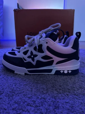 Lv skate Louis Vuitton  - Helt nya Lv skate. Helt oanvända, i storlek 45. Följ mig och du får 15% rabatt. Hör av dig vid frågor. Lådan följer med😄 