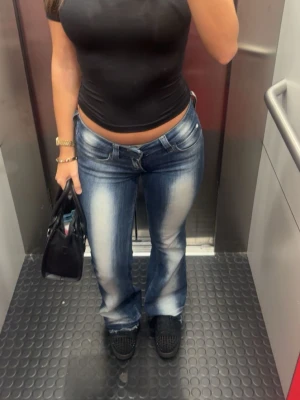 Blå bootcut jeans med slitningar - Storlek S säljer för 200kr 