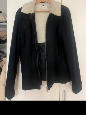 Marinblå teddyjacka från Topman - Säljer en Marinblå jacka från Topman med mjuk teddykrage. Stilren och bekväm jacka som passar perfekt under vår, höst och mildare vinterdagar. Dragkedja framtill och diskreta fickor ger ett rent och modernt utseende. 	•	Märke: Topman 	•	Färg: Marinblå 	•	Teddykrage i ljus fleece 	•	Dragkedja framtill 	•	Skick: Bra begagnat skick  En snygg jacka som fungerar lika bra till vardags som till en mer uppklädd outfit. Skavank med öppen sömm på ena fickan, annars i använt men gott skick!