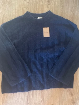 Blå premium quality randig stickad tröja från gina  - Köpte från sellpy som mycket bra skick o skulle säga att de stämmer bra, storlek S. 🥰🥰