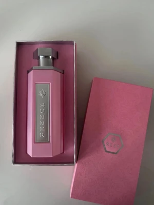 Reef summer pink  - Reef Perfumes Summer Pink är en doft för både kvinnor och män. Doften har toppnoter av päron, mellannoter av amber och basnoter av sandelträ. Huvudackorden är amber, fruktig, träig, pudrig, söt, akvatisk, fräsch, varmt kryddig och animalisk.  Parfymen är väldigt populär och har en väldigt bra hållbarhet en spray räcker för att få din omgivning att undra vem det är som luktar så speciellt. Faller mig inte längre i smaken och behöver göra plats för en annan parfym. Ordinariepris är ca 800kr-1000kr