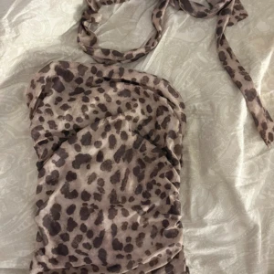 Leopardmönstrad halterneck tubtopp - Jätte fin topp!