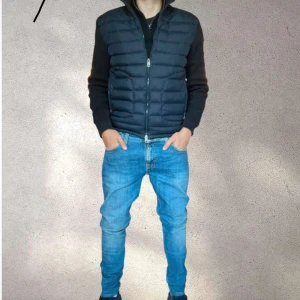 Nudie ljusblåa Jeans  (32/34 - Säljer ett par snygga  ljusblåa jeans från Nudie Jeans med klassisk femficksdesign och snygga slitningar. Jeansen har normal passform och är i riktigt fint skick. Säljer pga storleken inte passar mig längre, hör av er vid frågor eller funderingar!✨🤩🌟