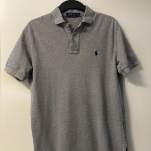 Grå piké från Polo Ralph Lauren - Säljer en riktigt snygg grå piké från Ralph Lauren, Pikén är i topp skick och har inga defekter. Priset är ej hugget i sten🙌