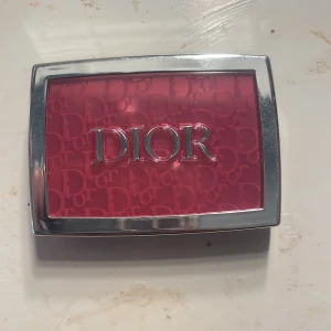 Dior Rosy Glow Rouge 006 Berry - Dior Rosy Glow i nyansen 006 Berry. Köpte den i julas och köpte i fel färg. Den är knappt använd.