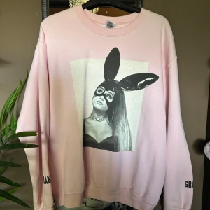 Ariana Grande merch - Säljer min Ariana Grande dangerous woman merch ! Aldrig använd så är i mycket bra skick! Är i st M och säljer för 200kr+frakt