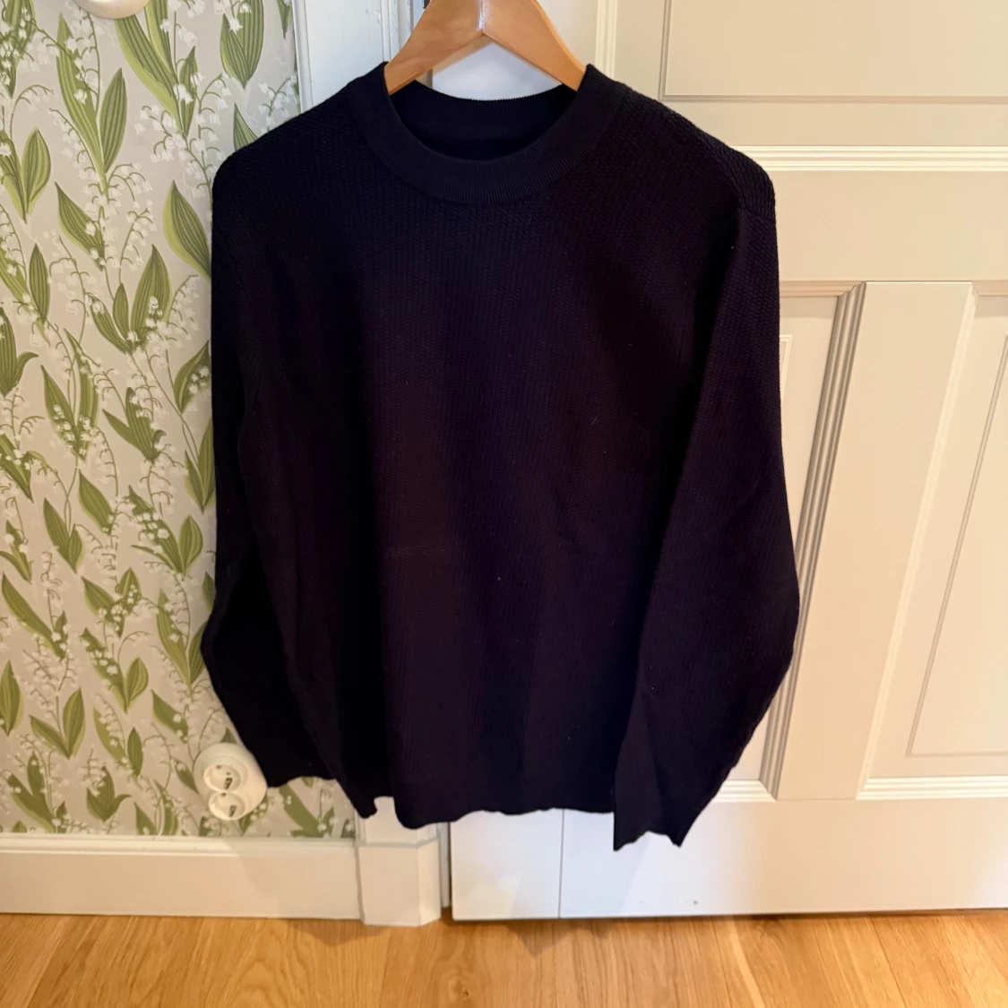 Svart stickad tröja med struktur