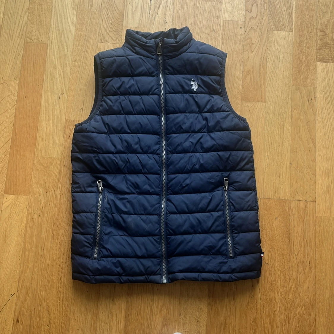 Mörkblå dunväst från US Polo Assn