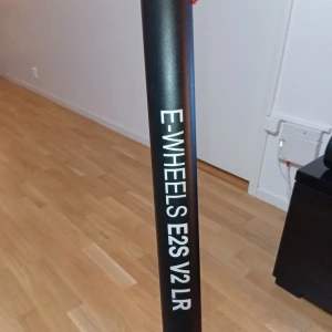 e-wheels e2s v2 lr - Bilderna visar en elsparkcykel E-Wheels E2S V2 LR och , endast fordon.  Vid snabb affär kan pris diskuteras.
