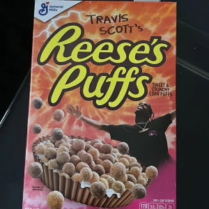Travis scott X reese’s puffs - Skick: 8/10 (lite små skav på hörn men knappt märkbart)🌵Oöppnad🌵  Köpt för 400-600kr kommer ej ihåg 🌵