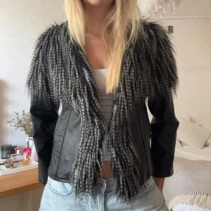 Skinn/päls jacka - SÅ snygg och unik!!! Älskar denna, perfekt i höst❤️❤️❤️