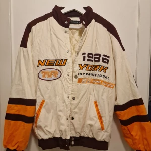 Bomberjacka  - Snygg biker/bomberjacka. Perfekt statement-plagg för dig som gillar streetstyle.