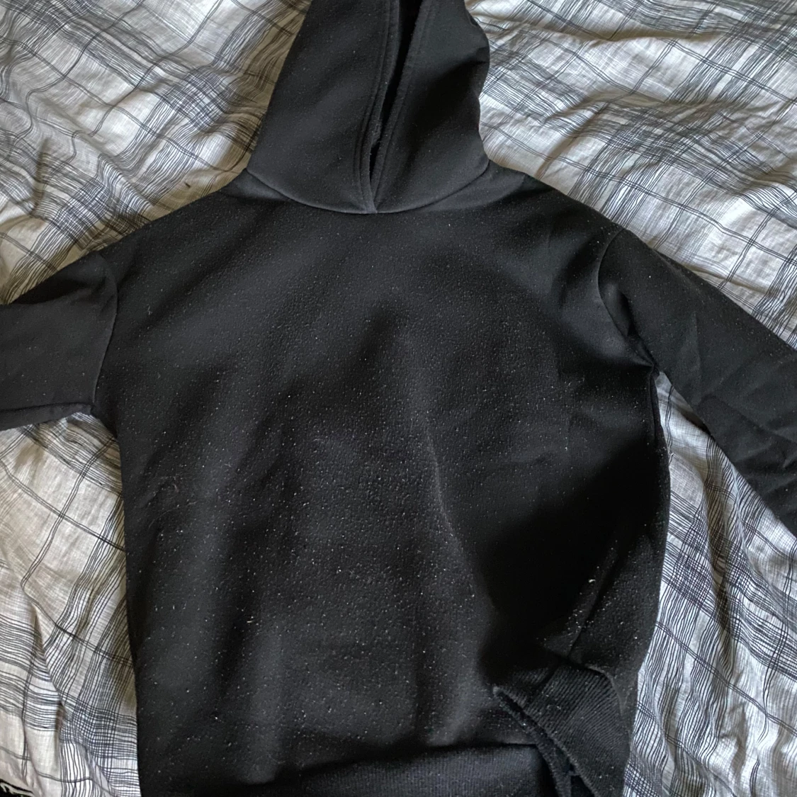 Svart hoodie med konsttryck från SHEIN