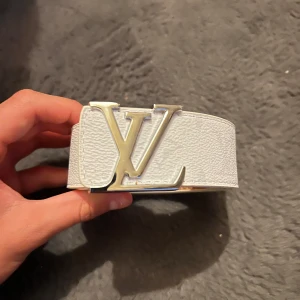 Vit bälte med detaljer  - Graffiti bälte 