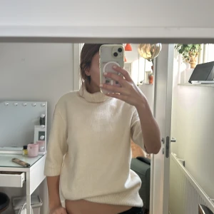 Beige polotröja - Mysig beige polotröja i stickat material. Perfekt för kyliga dagar med sin långa passform och bekväma polokrage. Tröjan har trekvartsärmar och en avslappnad stil som passar både till vardags och mysiga hemmakvällar❤️(inte mina bilder)