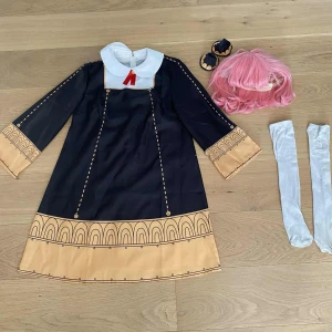 Anya cosplay (spy×family) - Anya cosplay. Bra skick och har en stylad peruk. Finns en dragkedja där bak. 