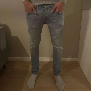 Dondup george jeans  - |Tja! Ett par sjukt snygga dondup jeans i en skön färg ❗️| Skick 9/10 otroligt bra skick☑️| Storlek: 32, sitter helt ok på mig - 189cm och 73kg📏| Nypris: ca 1500kr💵| Färg: blå, som på bilden💙| Fraktar spårbart via postnord eller