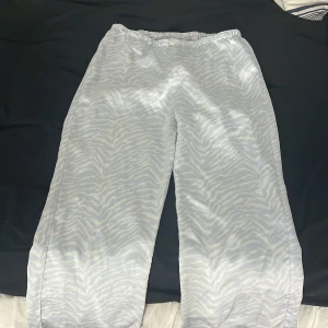 Pyjamas  - satin pyjamas från Gina tricot Young, storlek 158/164, använts några gånger men super bra skick 