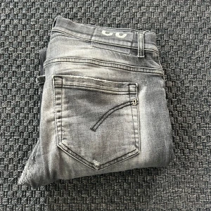 Dondup jeans  - Dondup jeans | galet fet fade | lagning mellan benen (syns på bild) men bra skick annars | Modell: George | storlek 33 | Ytterbenslängd: 104cm Innerbenslängd: 75cm Midjemått: 43cm | Dm vid minsta fråga eller fundering 