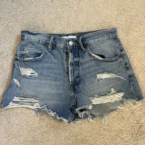 Jeansshorts med slitningar - Snygga blå jeansshorts med sltiningar