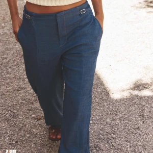 Blåa kostymbyxor  - Snygga blå byxor med wide fit och raka ben. Skönt mjukt material.