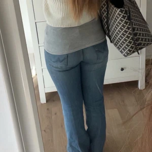 Bootcut jeans LTB - Säljer mina favorit märkes jeans. Jeansen har en slitning och tecken på användning men fortfarande så så snygga!!😍sitter så snyggt och formar kroppen perfekt. Så fina till hösten💌