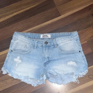 Jeansshorts  - Lågmidjade jeansshorts som är välanvända men har fortfarande kvar att ge 🫰🏼De är slitna vid grenen men går att sy om eller göra till en jeanskjol 🥹