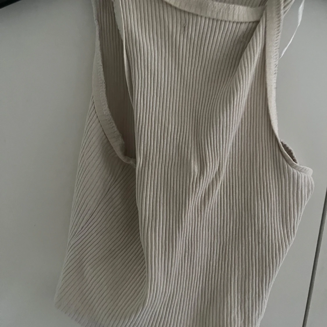 Ribbade ärmlösa linnetoppar i 3 färger