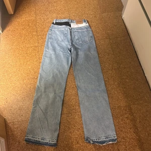 Weekday ljusblå raka jeans W23 L30 - Ljusblå jeans från Weekday med raka ben och råa, fransiga benslut. Klassisk femficksmodell i bomull med hög midja och enkel, clean look. Perfekta för en chill och avslappnad stil.