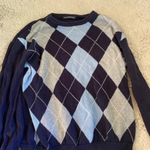 stickad tröja• Brandy Melville - Supersnygg stickad tröja från Brandy Melville, använd flitigt men är fortfarande i bra skick💞 Skriv om du har några frågor eller funderingar💞💞