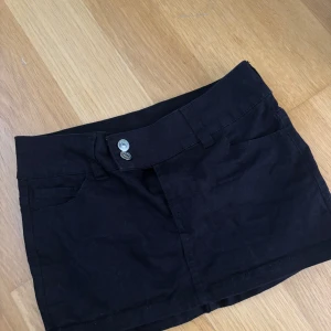 Svart minikjol med denimlook - En superfin & slutsåld minikjol från h&m!! Den är i jeansliknande material och i princip oanvänd!! Storlek 34 men skulle säga att det är en 34/36 då det är ett lite stretchigt material!