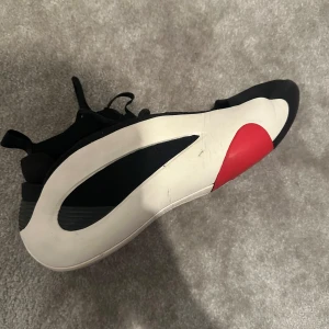 Hardens volume 8 svart/vit/röd 42 2/3 - 🌟 Futuristiska Adidas-vibbar! 🌟  🖤🤍❤️ Svart, vitt & rött – vågat, fräscht, omöjligt att missa!  👟 Rund tå & bekväm snörning 🔥 Röda detaljer på sulan som verkligen syns ✨ Ovandel i textil & syntet med ikoniska Adidas-ränder  💥 Stick ut. Vänd blickar. Äg din stil. 💥 Perfekt för dig som vågar vara annorlunda! ✨🚀