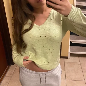 Limegrön V-ringad tröja - ÄLSKAR denna tröja😍 den är färgglad och jätte bekväm samt fin. Men tyvärr har jag märkt att den bara ligger i garderoben och tror att någon annan får bättre användning för den😇! Färgen är lite mer intensiv irl än på bilderna!!! 