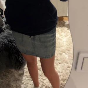 Jeanskjol - Säljer då det inte riktigt är min stil, köptes när jag var packad så kan väl vara därför de legat i garderoben o skräpat under hela sommaren för att jag inte vetat vad jag ska göra med de, så tänker att nån annan blir väl säkert glad av att få dessa hem 😊😊💕 står storlek XS i den men skulle säga att den passar även nån som bär S till vardags. Köptes på vinted så vet inte riktigt vad kjolens ordinariepris ligger på, därav det relativt låga priset