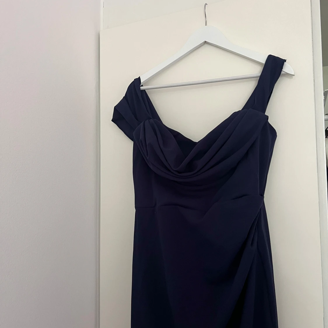 Mörkblå långklänning med drapering