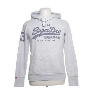 Superdry hoodie  - Superdry hoodie - Grå - Storlek: Large - Mycket bra skick - Mitt pris: 399kr - hör av dig vid funderingar 💫