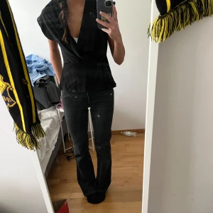 Zara blus - Zara blus med ”omlott”.