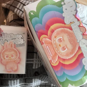 Big Into Energy labubu  - Super virala labubu big into energy. Köpt på popmarts egna hemsida. Alla förpackningar är brutna men kommer i den nya förpackningen med snörning ist för försluten plast påse. Har 4st i lager, efterfråga färg annars skickas en random färg. Skicka medelenda om du vill köpa 