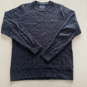 Mörkblå kabelstickad tröja Bondelid - Säljer snygg mörkblå kabelstickad tröja från bondelid. Nyskick då den inte har använts eftersom den är för stor för mig. Pris går att diskutera vid snabb affär. Inga skador eller missfärgningar precis som ny.