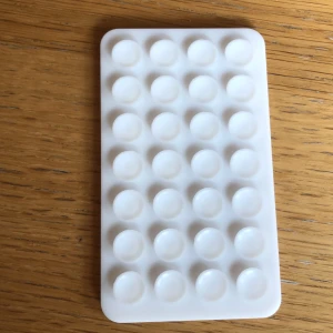 Vit telefon hållare med sugpropar  - Vit telefon hållare som man kan sätta på speglar. Och den suger fast bäst på plast. Pris kan diskuteras 😊