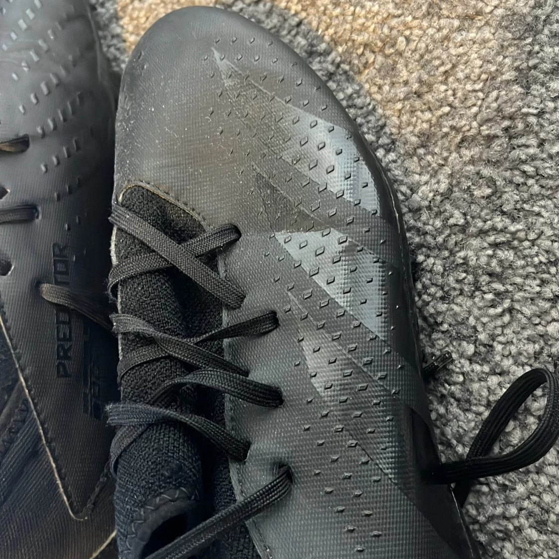 Svarta Adidas Predator fotbollsskor - 1