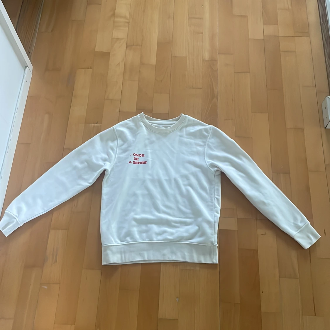 Vit sweatshirt med röd text