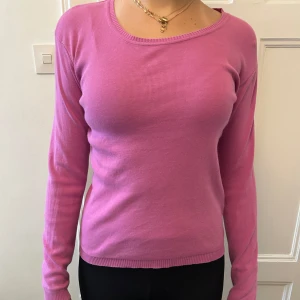 Rosa långärmad tröja Benetton - Säljer en rosa långärmad tröja från United Colors of Benetton. Tröjan har rund halsringning och är i ett mjukt, tunt bomullsmaterial. Enkel och stilren modell som är lätt att matcha med olika outfits.