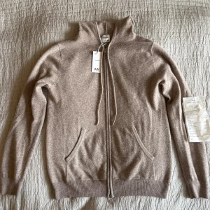 Kashmir zip hoodie från John Henric  - Säljer nu en riktigt snygg beige zip hopdie från John Henric🌟| 100% cashmere | Bra skick 8/10 | Storlek: Medium | Nypris: 2500kr | Tags och kvitto finns | Hör av dig vid minsta lilla fundering! | A&Wfashion 🙌🏻