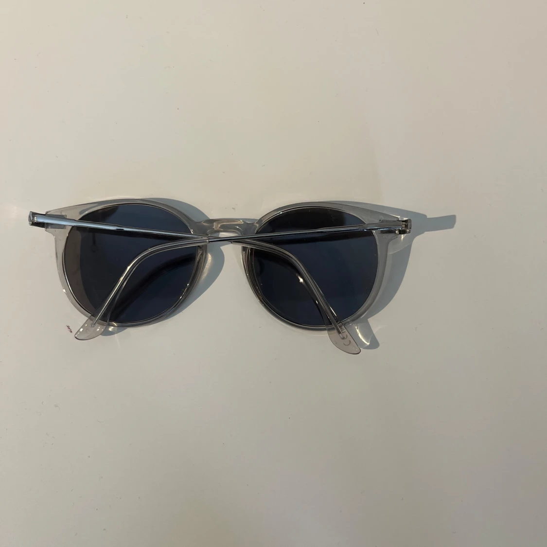 Runda solglasögon med transparent båge - 2