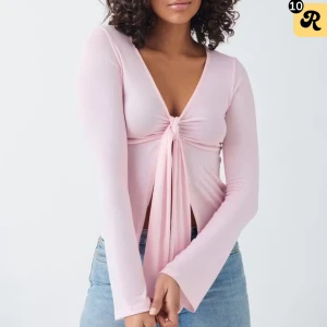 Rosa tröja  - Jätte fin rosa topp från Gina tricot, aldrig använd. Skriv för egna bilder 💓