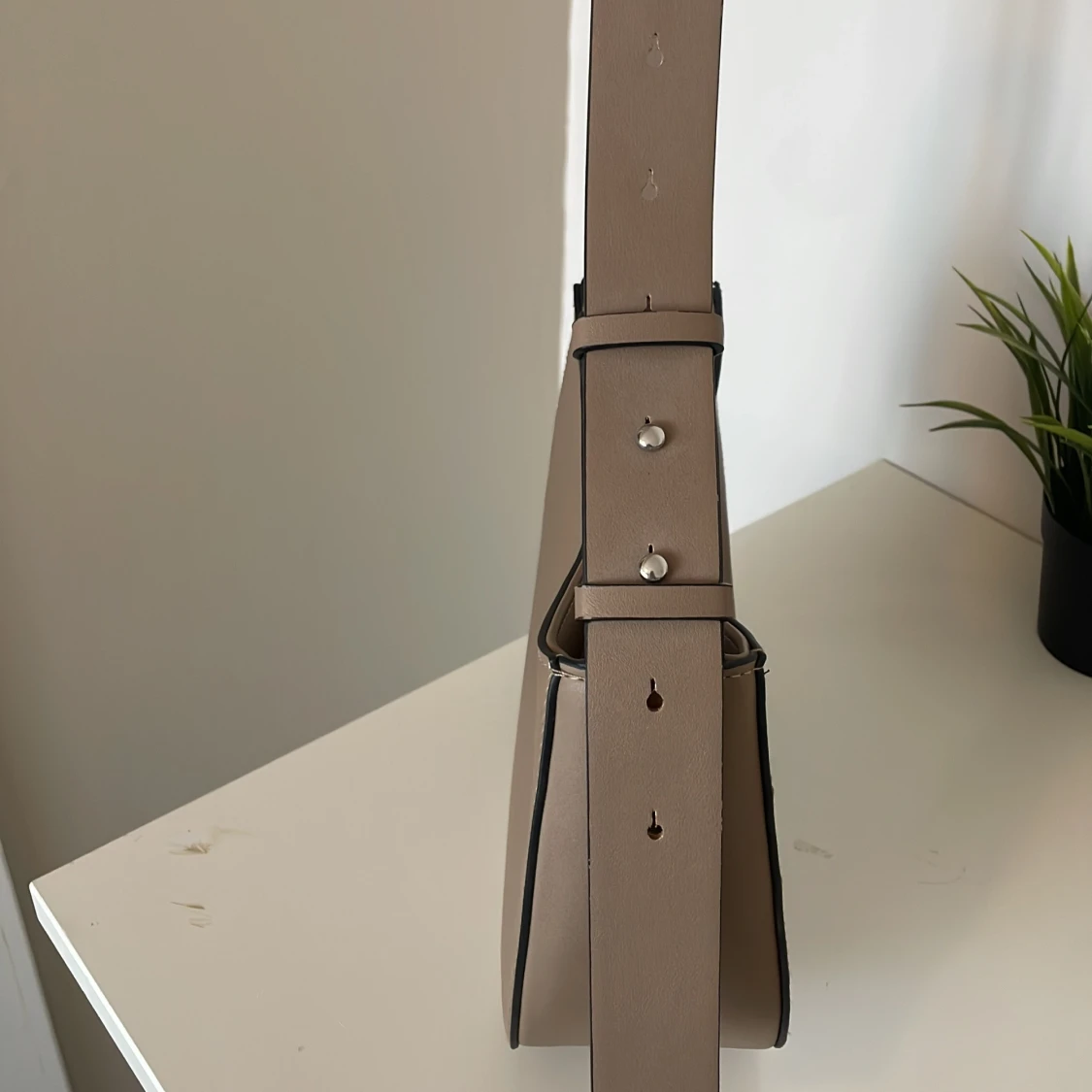 Beige axelväska i skinnlook - 2