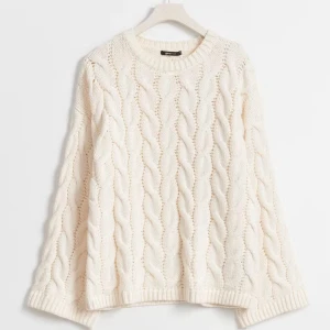 Vit kabelstickad tröja Gina Tricot - Supermysig kabelstickad tröja från Gina Tricot i offwhite. Tröjan har rund hals, breda ärmar och ribbade muddar. Perfekt för lager-på-lager och chill höst- och vinterstil. Snygg till både jeans och kjol.